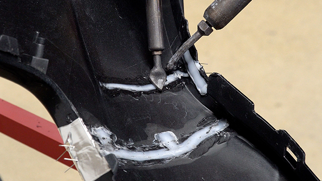 Smoothing the welds with the airless plastic welder